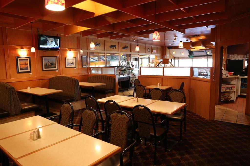 Tamarack Motor Inn Rocky Mountain House Exterior photo