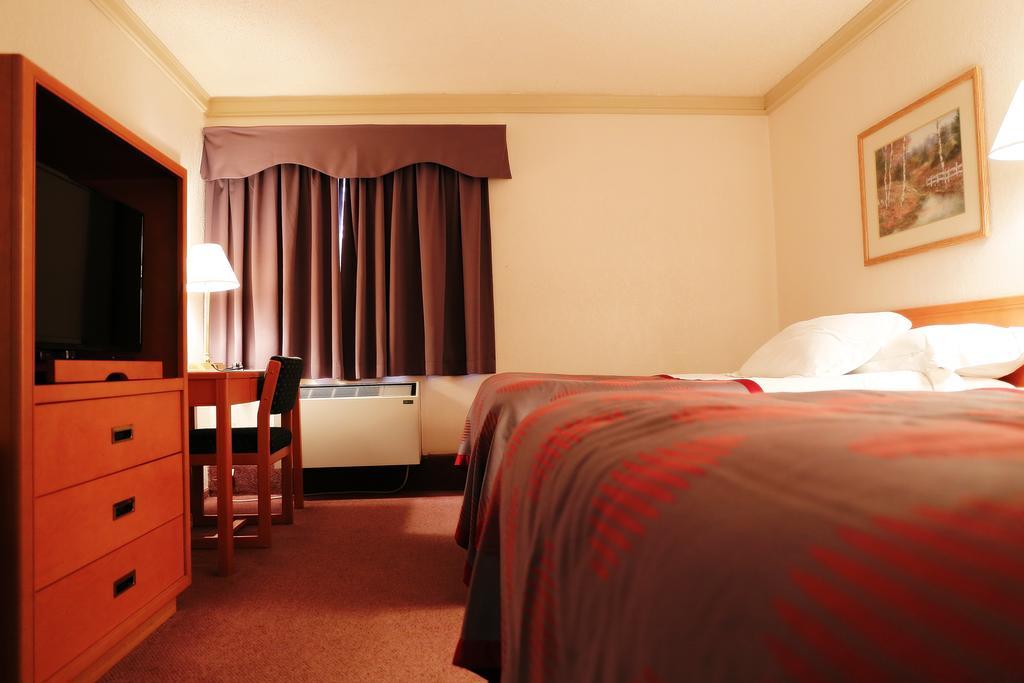 Tamarack Motor Inn Rocky Mountain House Room photo