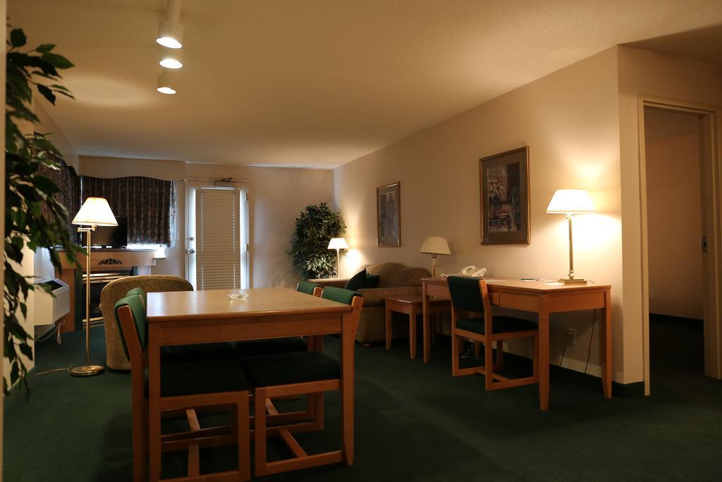 Tamarack Motor Inn Rocky Mountain House Room photo