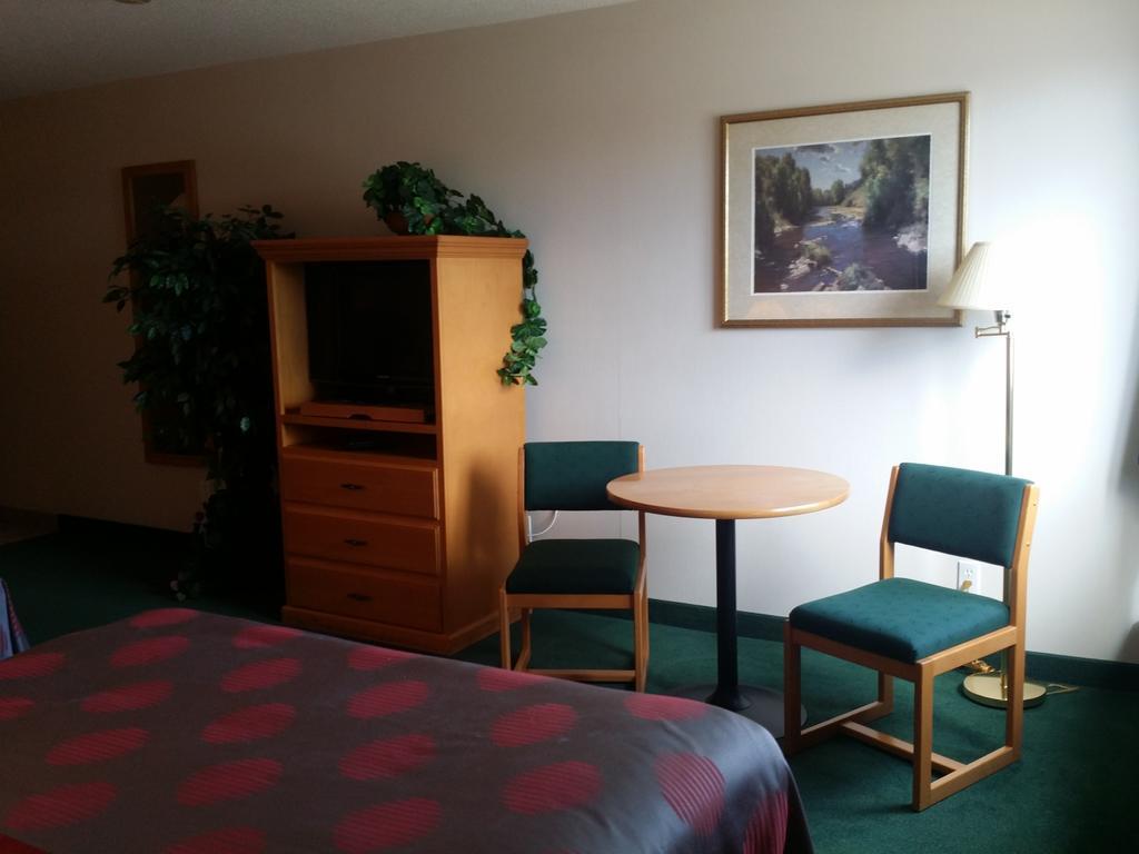 Tamarack Motor Inn Rocky Mountain House Exterior photo