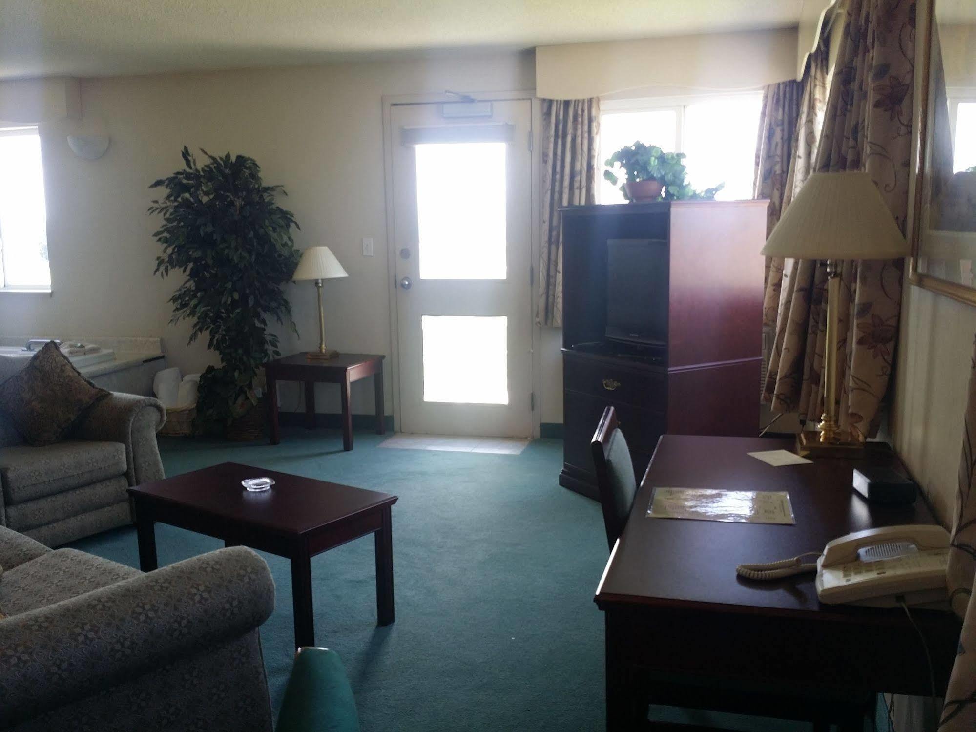 Tamarack Motor Inn Rocky Mountain House Exterior photo