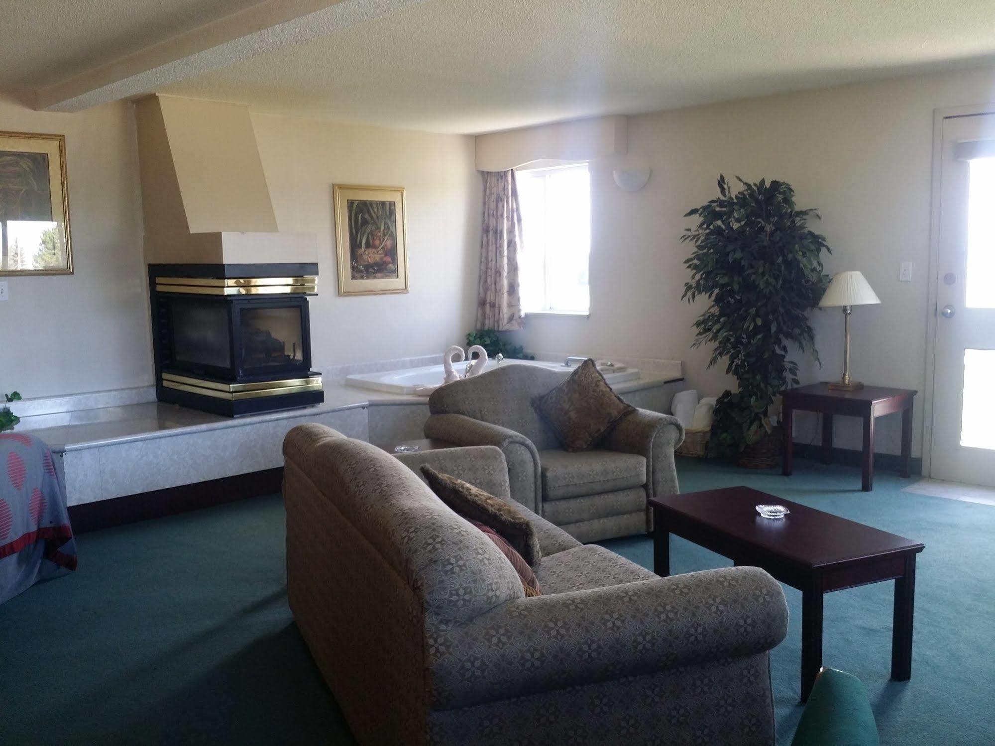 Tamarack Motor Inn Rocky Mountain House Exterior photo