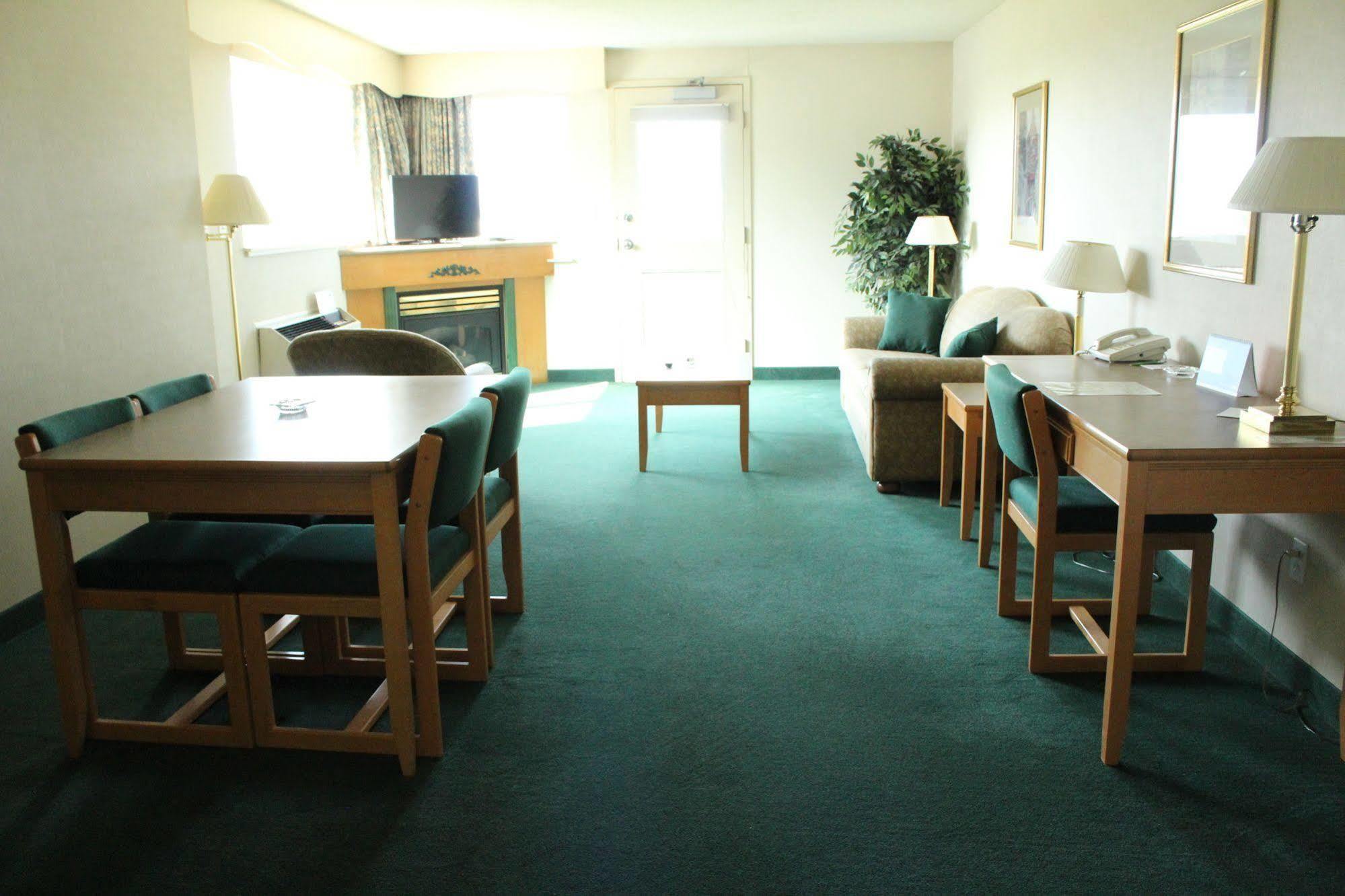 Tamarack Motor Inn Rocky Mountain House Exterior photo